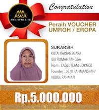a woman wearing a hijab with the words'perah voucher umroh europa'
