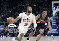 the cleveland cavaliers and the los angeles clippers are playing basketball