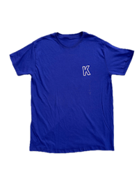 a blue t - shirt with the letter k on it