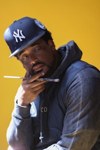 a man wearing a yankees cap