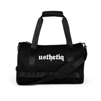 a black duffel bag with the word'pitheau'on it