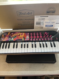 a musical keyboard sitting on top of a box