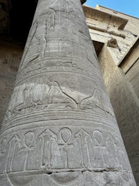 an egyptian pillar with carvings on it