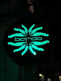 a sign that says bando on the side of a building