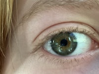 a close up of a girl's eye