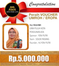 a woman wearing a hijab with the words'perah voucher umroh europa'