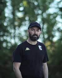 a man wearing a black shirt and hat