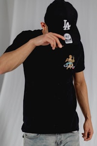 a man wearing a black t - shirt and hat