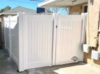 a white vinyl fence in a backyard