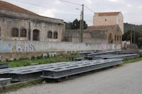 a gray building with graffiti on it