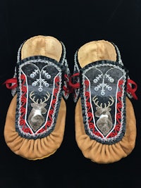 a pair of moccasins with a deer on them