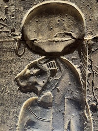 an egyptian relief depicting a pharaoh