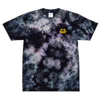 a tie dye t - shirt with a yellow and black skull on it