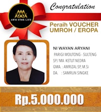 a woman is holding a card with the words'perah voucher umroh europea'