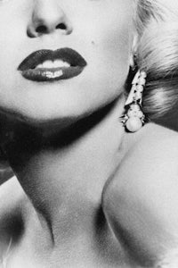 marilyn monroe in a black and white photo