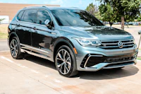 the 2019 volkswagen atlas is parked in a parking lot