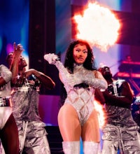 nicki minaj performs at the mtv music awards