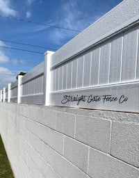 a white fence with the words straightlight fence co written on it