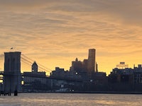 sunrise over the brooklyn bridge in manhattan