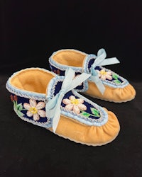 a pair of moccasins with flowers on them