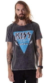 a man wearing a t - shirt with the kiss logo on it
