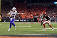 the buffalo bills and the cincinnati bengals are playing a football game