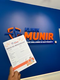 a person holding up a sign for kukin munir