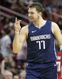 a memphis grizzlies basketball player is pointing to the crowd